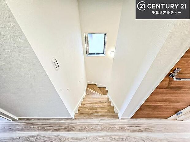 階段は明るく手摺りもついています！お子様やご年配の方も安心してご利用頂けますね！