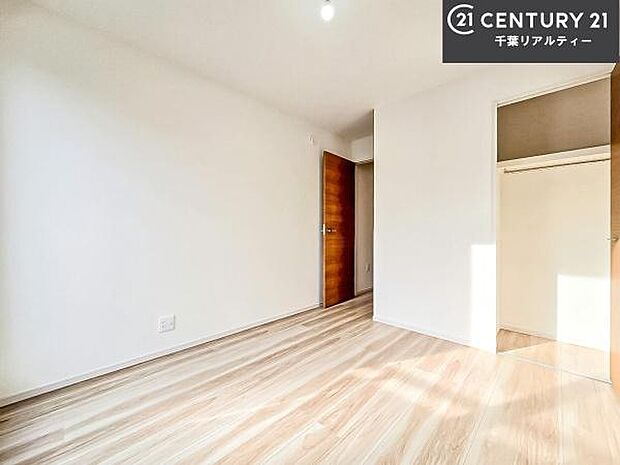 明るい室内は、風通しも良く、明るく大変居心地の良い空間となっております。リラックスして過ごせる心地の良いお部屋です！