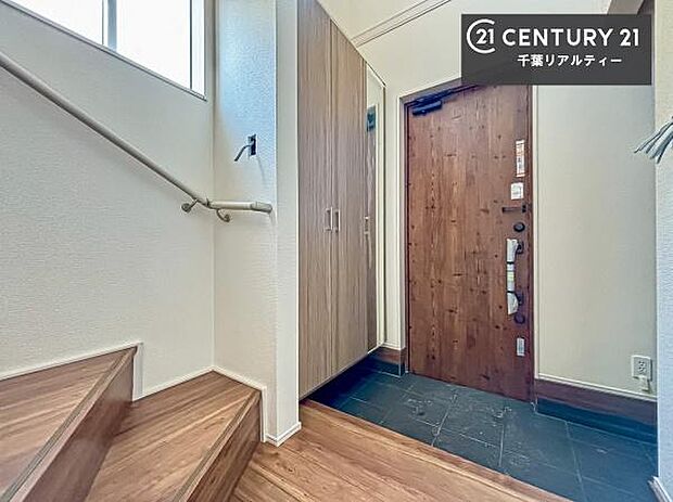 シューズボックス付き。玄関が片付きお掃除がしやすいです！スッキリした玄関で戸を開けた瞬間、清潔感のある心地いい空間が出迎えてくれます。