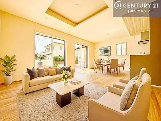 家具はCGパースです。心地良いリビングは家族が自然と集まります。家族団欒の時間が増えそうです。ご家族と、より一層充実した時間を過ごせそうですね。