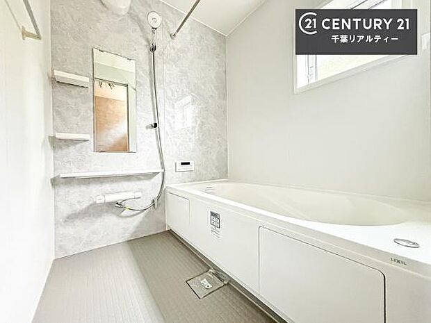 落ち着きある大人の雰囲気のバスルームは、味が出ていてバスタイムが充実！お仕事頑張っているご褒美にお好みの匂いの入浴剤を入れて、楽しんでみてはいかがでしょうか？