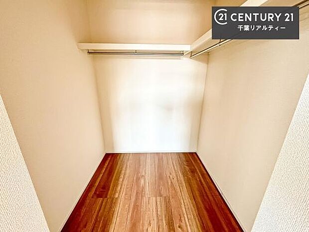 ウォークインクローゼット付きです。たくさんのお洋服などを収納しておけそうですね！他にも扇風機や加湿器など季節物の大きな家電も収納できます！