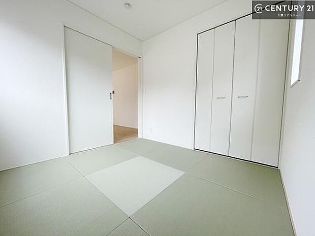 リビングと隣接している和室です!客間としてはもちろん、家事の休憩スペースとして使用するのもいいですね!