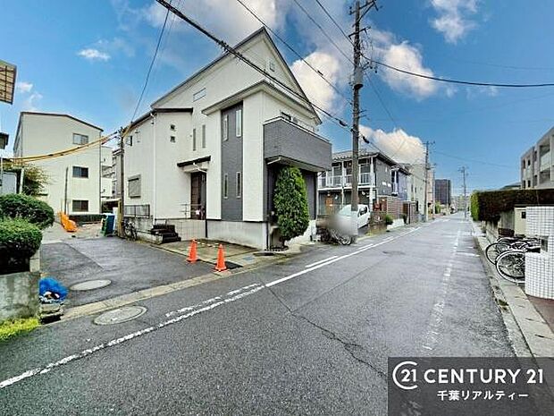 前面道路6ｍ！陽当り良好な立地です。車庫入れが苦手な方も安心ですね。