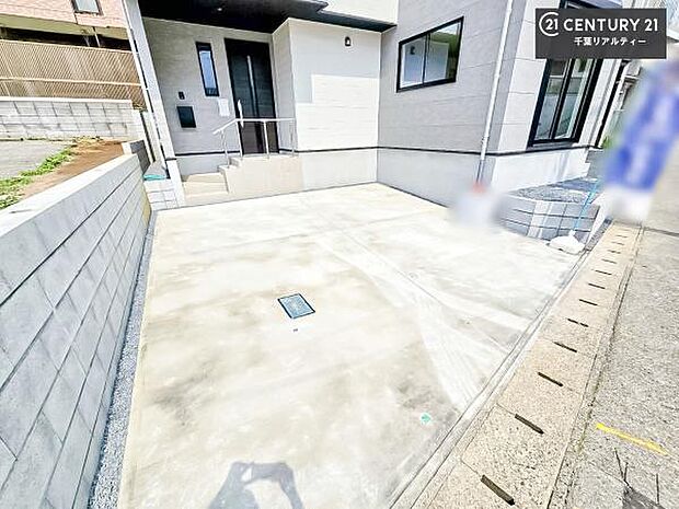 駐車スペースは2台分あります！セカンドカーはもちろん、バイクや自転車なども置き場所に困りません。