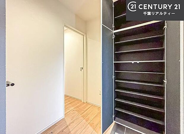 シューズボックス付き。玄関が片付きお掃除がしやすいです！スッキリした玄関で戸を開けた瞬間、清潔感のある心地いい空間が出迎えてくれます。