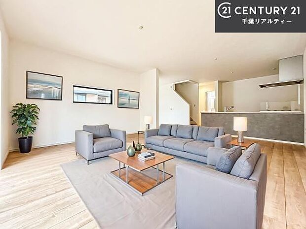 家具は、CGパースです。大切な家族が集まるからこそLDKにはこだわりたい。子供たちが元気に笑いながら走り回っている姿を見た時が「広い家にして良かった」と思う瞬間です。