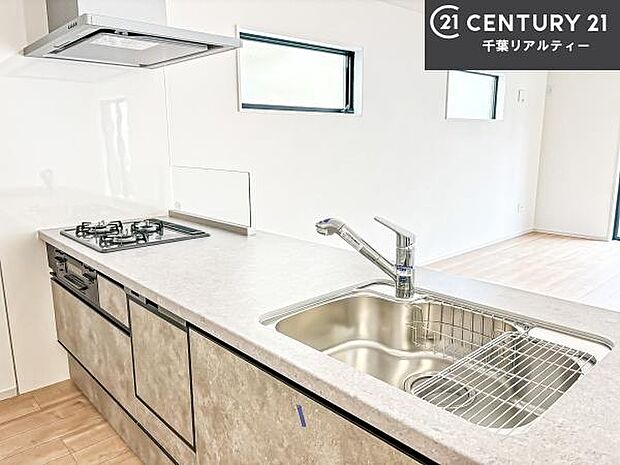 大人気の対面式システムキッチンを採用しています！ご家族のコミュニケーションが自然と増える設計です。お子様にも目が届くので嬉しいですね。収納力もあります！