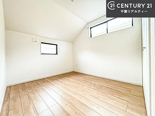 掃き出し窓がないお部屋は、お子様のお部屋としても安心です！収納スペースも充実しているので散らかったお部屋をサッと片付けられます！