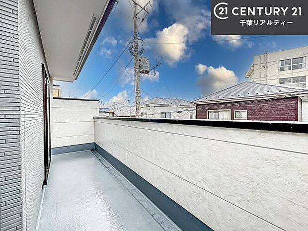 陽当たりの良いバルコニーで、お洗濯物もよく乾きそうですね！お天気の良い日にはバルコニーへ出てリフレッシュするのも気持ちよさそうです。