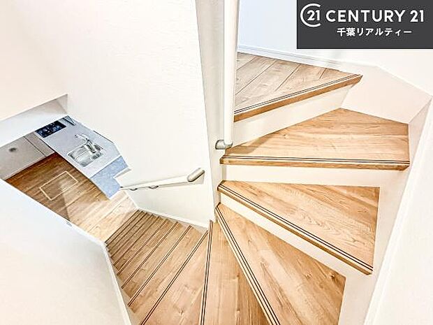 階段は明るく手摺りもついています！お子様やご年配の方も安心してご利用頂けますね！