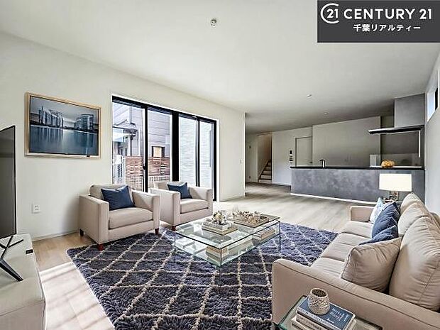 家具はCGパースです。開放感のある広々LDK！ソファーやダイニングテーブルを置いても窮屈にならないので快適に過ごせます！コミュニケーションが取りやすいリビングです！