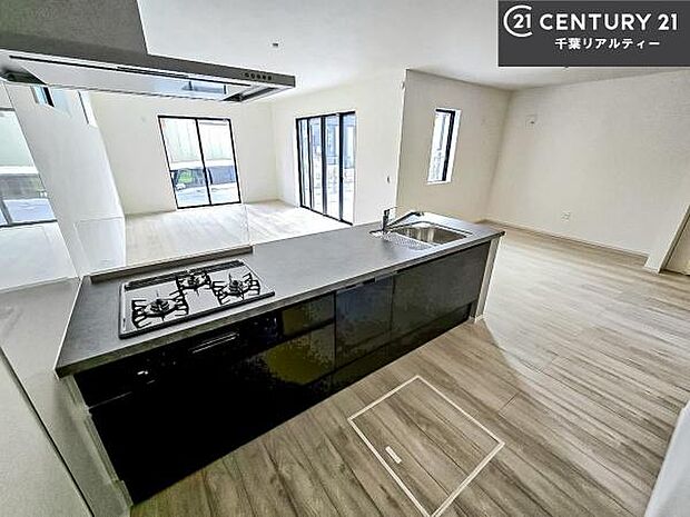 作業がしやすいシステムキッチンです！収納がたくさん付いているので、調理スペースに物を置かなくて済むので、広々使えて、快適に作業ができます！