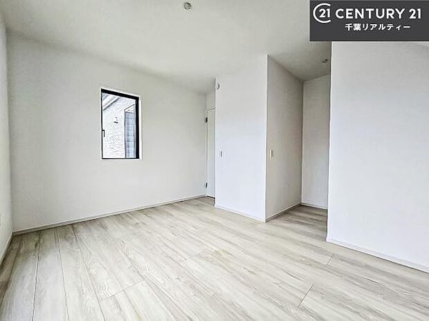 洋室は子供部屋や寝室、色々と用途多彩に利用できますね。収納力もたっぷりなので、広々気持ちよく過ごすことができます。