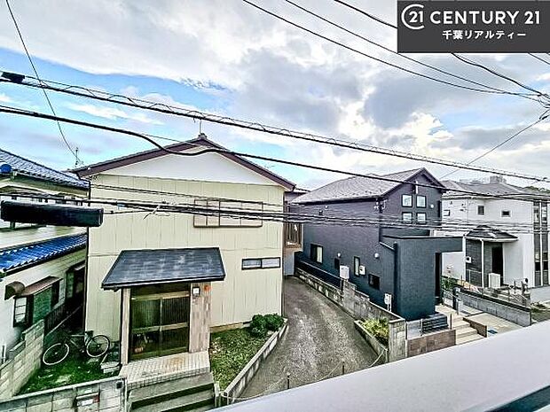 落ち着きある住宅街です！周囲には高い建物がなく、空が広く開放感があり、陽当たりを大きく遮られることもありません！気持ちの良い風が通り抜ける街並みです！