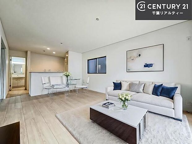 家具はCGパースです。心地良いリビングは家族が自然と集まります。家族団欒の時間が増えそうです。ご家族と、より一層充実した時間を過ごせそうですね。