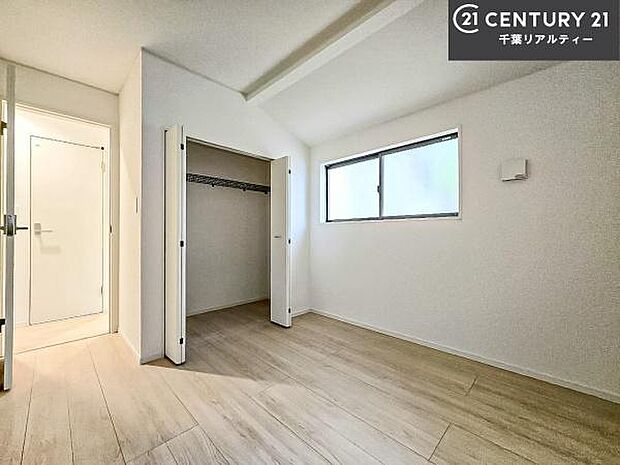 優しい光が差し込む洋室は、朝の目覚めも気持ちが良さそうですね。おうち時間もゆったりと過ごすことができます。優しい色合いのフローリングがどんな家具にもマッチします！