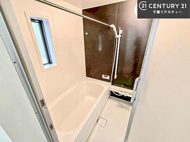 広々バスで一日の疲れをリフレッシュ。足が伸ばせるので、浴槽にもゆったりと浸かれますね！毎日のバスタイムが楽しみになります。