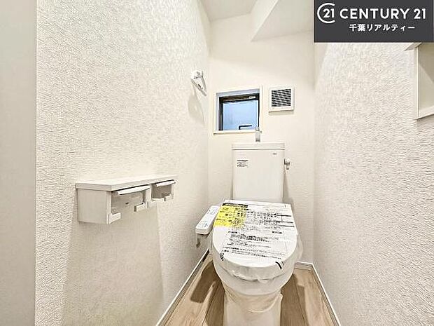1・2階にトイレがございます！朝の忙しい時間帯も待たずにすみそうですね。白を基調とした清潔感のあるトイレでお手入れがしやすいです！