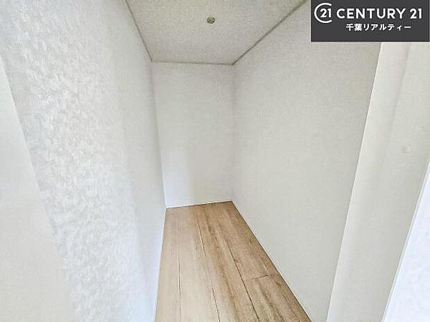 ウォークインクローゼット付きです。たくさんのお洋服などを収納しておけそうですね！他にも扇風機や加湿器など季節物の大きな家電も収納できます！