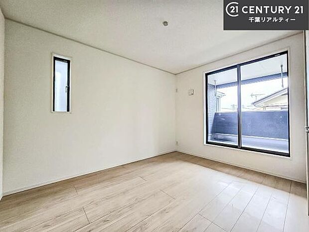 明るい室内は、風通しも良く、明るく大変居心地の良い空間となっております。リラックスして過ごせる心地の良いお部屋です！