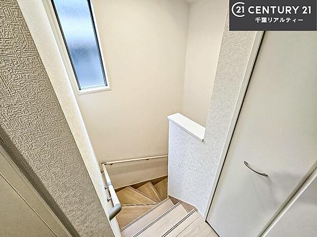 階段は明るく手摺りもついています！お子様やご年配の方も安心してご利用頂けますね！