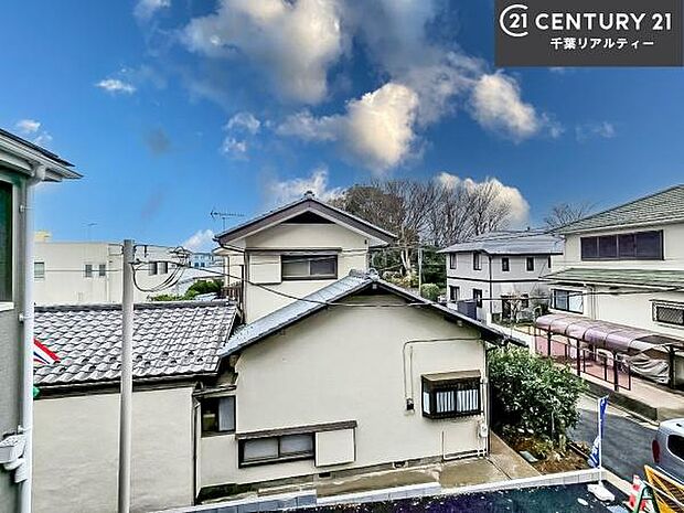 落ち着きある住宅街です！周囲には高い建物がなく、空が広く開放感があり、陽当たりを大きく遮られることもありません！気持ちの良い風が通り抜ける街並みです！