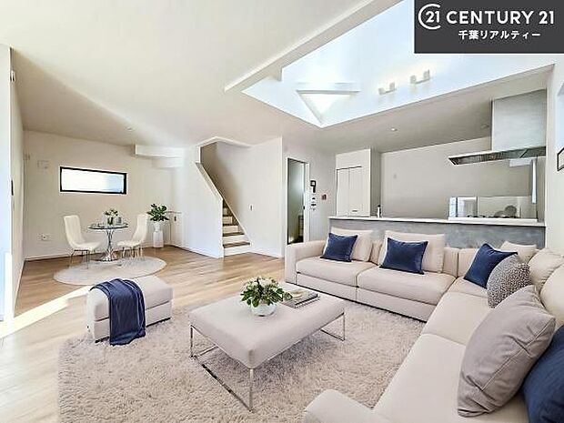 家具はCGパースです。心地良いリビングは家族が自然と集まります。家族団欒の時間が増えそうです。ご家族と、より一層充実した時間を過ごせそうですね。