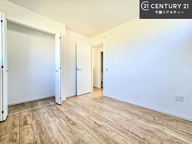 優しい光が差し込む洋室は、朝の目覚めも気持ちが良さそうですね。おうち時間もゆったりと過ごすことができます。優しい色合いのフローリングがどんな家具にもマッチします！