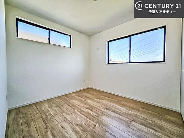 掃き出し窓がないお部屋は、お子様のお部屋としても安心です！収納スペースも充実しているので散らかったお部屋をサッと片付けられます！