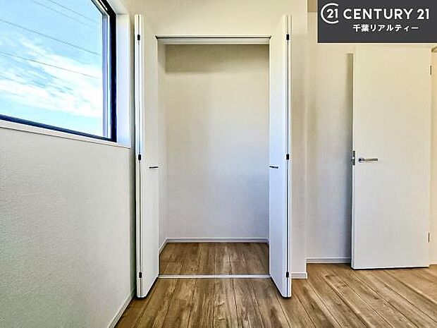 収納スペース充実しています！急なお客様が来客しても散らかったお部屋をサッと片付けられます！お部屋のスペースが生まれゆとりあるお部屋を演出することが出来ます！