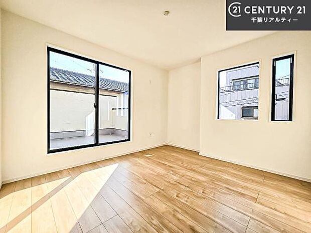 バルコニーに面したお部屋なので明るく開放的です！