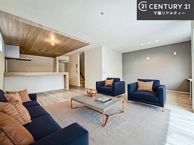 家具はCGパースです。開放感のある広々LDK!ソファーやダイニングテーブルを置いても窮屈にならないので快適に過ごせます!コミュニケーションが取りやすいリビングです!