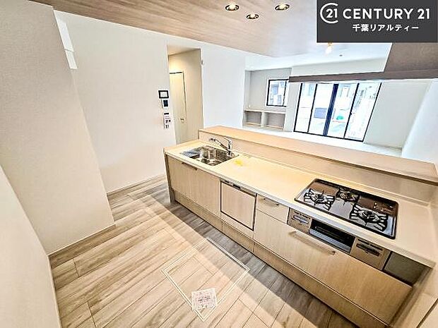 ゆとりある調理スペースで作業がしやすい快適なキッチンです!お子様と一緒にお菓子造りも楽しめる広々スペースです。楽しい調理時間になりそうですね!