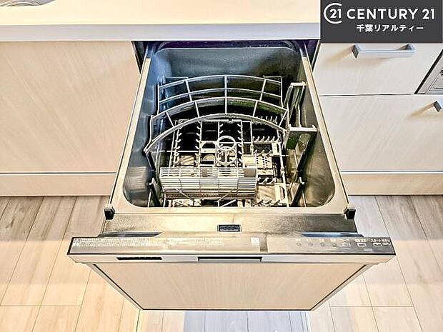 食洗機付きのキッチンです!忙しい時や手荒れ防止として大変活躍する便利な仕様です!ビルトインなのでキッチンの場所を取らず調理スペースを広く使うことが出来ます!