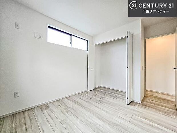 優しい光が差し込む洋室は、朝の目覚めも気持ちが良さそうですね。おうち時間もゆったりと過ごすことができます。優しい色合いのフローリングがどんな家具にもマッチします!