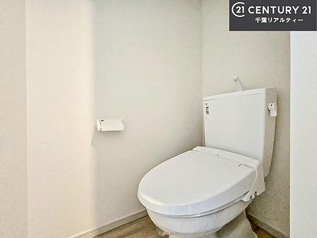 1・2階にトイレがございます!朝の忙しい時間帯も待たずにすみそうですね。白を基調とした清潔感のあるトイレでお手入れがしやすいです!