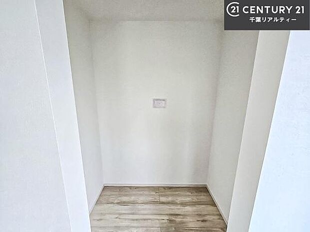 ウォークインクローゼット付きです。たくさんのお洋服などを収納しておけそうですね!他にも扇風機や加湿器など季節物の大きな家電も収納できます!