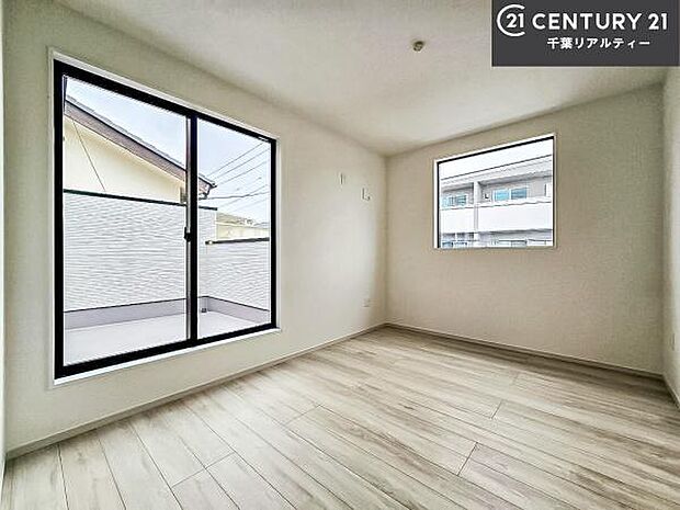 バルコニーに面している洋室です。明るく温もりがあり、換気もしっかりできます!収納スペースも充実しているので散らかったお部屋をサッと片付けられます!