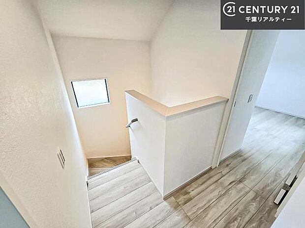 階段は明るく手摺りもついています!お子様やご年配の方も安心してご利用頂けますね!