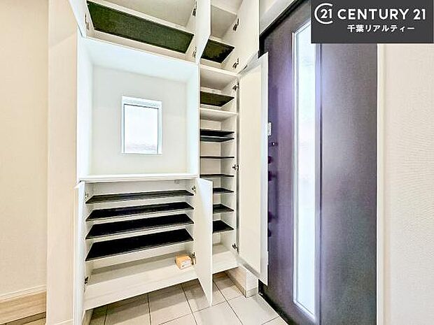 シューズボックス付き。玄関が片付きお掃除がしやすいです!スッキリした玄関で戸を開けた瞬間、清潔感のある心地いい空間が出迎えてくれます。