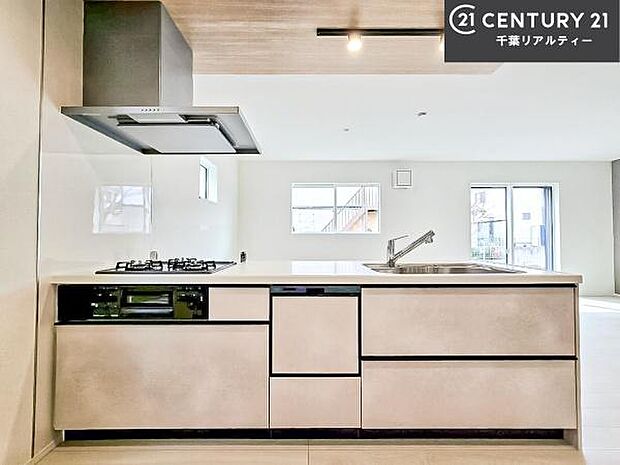 作業がしやすいシステムキッチンです!収納がたくさん付いているので、調理スペースに物を置かなくて済むので、広々使えて、快適に作業ができます!