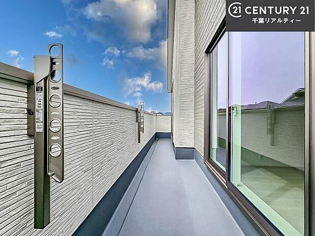 陽当たり良好なバルコニーです!晴れた日には青い空を見渡せる開放的な時間を楽しめます。