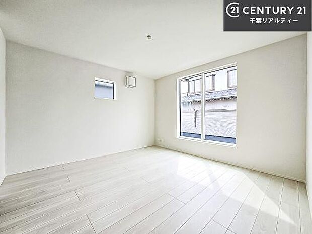 バルコニーに面している洋室です。明るく温もりがあり、換気もしっかりできます!収納スペースも充実しているので散らかったお部屋をサッと片付けられます!