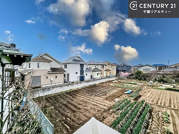 落ち着きある住宅街です!周囲には高い建物がなく、空が広く開放感があり、陽当たりを大きく遮られることもありません!気持ちの良い風が通り抜ける街並みです!