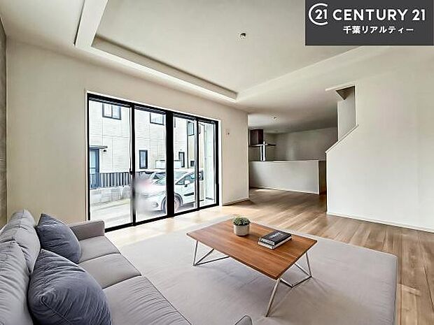 家具はCGパースです。心地良いリビングは家族が自然と集まります。家族団欒の時間が増えそうです。ご家族と、より一層充実した時間を過ごせそうですね。