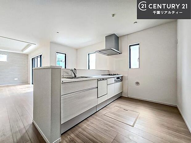 大人気の対面式システムキッチンを採用しています！ご家族のコミュニケーションが自然と増える設計です。お子様にも目が届くので嬉しいですね！広々使えて快適で作業が進みます。