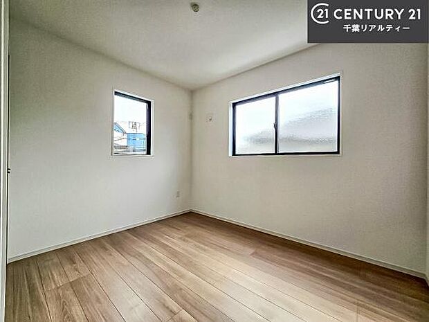 掃き出し窓がないお部屋は、お子様のお部屋としても安心です！収納スペースも充実しているので散らかったお部屋をサッと片付けられます！