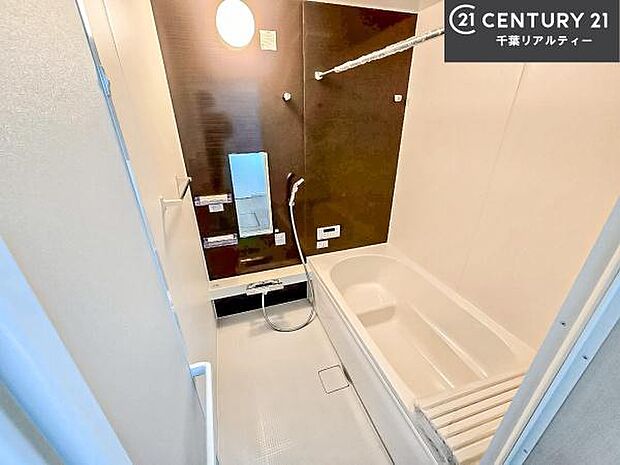 落ち着きある大人の雰囲気のバスルームは、味が出ていてバスタイムが充実！お仕事頑張っているご褒美にお好みの香りの入浴剤を入れて、楽しんでみてはいかがでしょうか？