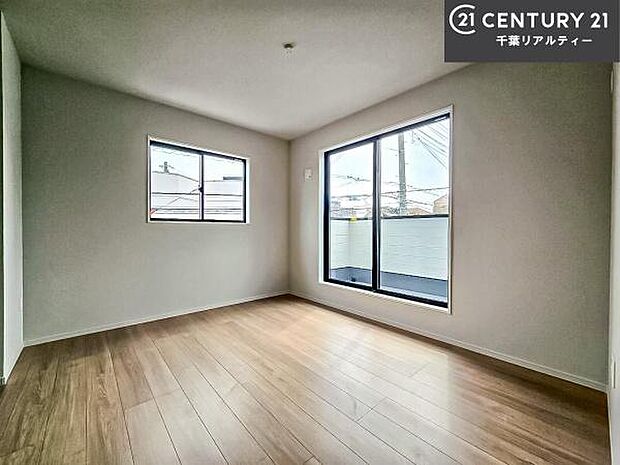 バルコニーに面している洋室です。明るく温もりがあり、換気もしっかりできます！収納スペースも充実しているので散らかったお部屋をサッと片付けられます！